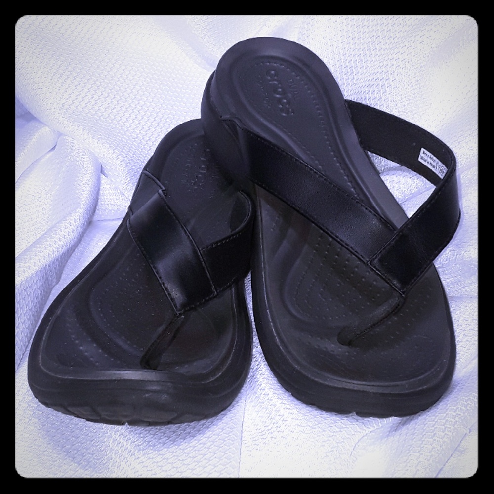 Women's black size 10W Crocs Capri V Flip #202502